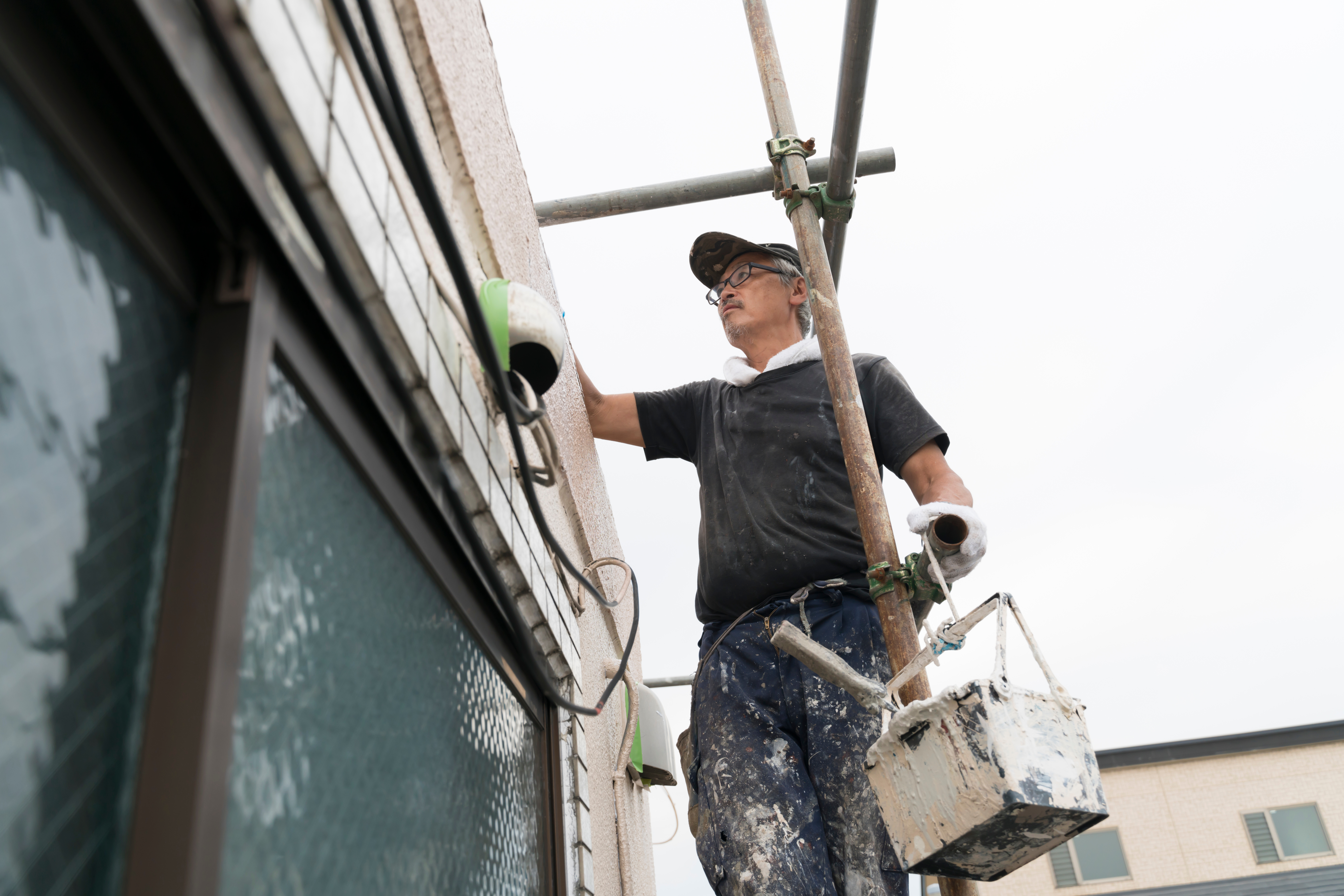 塗装をしている人