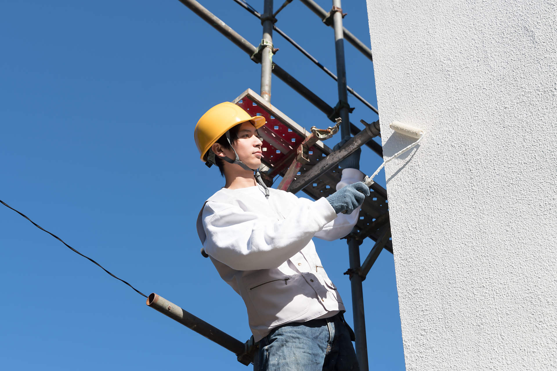 塗装をしている人